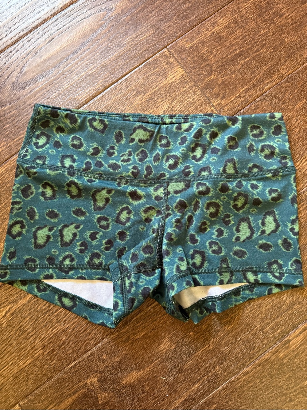 FLEO EXTRA SMALL REGULAR RISE BOOTY SHORTS LEOPARD GREEN